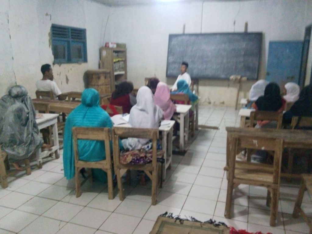 Proses belajar-mengajar Diniyah Takmiliyah Al Ikhlas Desa Kutamekar                        