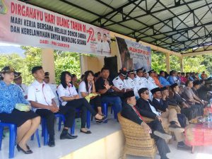 Para tamu undangan dengan hikmad mengikuti atraksi para siswa/siswi dalam memeriahkan Dirgahayu Republik Indonesia ke 72 di Palipi Samosir