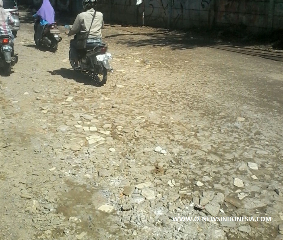 Tampak Jalan Desa Ciangsana Kecamatan Gunung Puteri Kabupaten Bogor Rusak