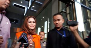 Walikota Tegal Siti Masitha Soeparno alias Bunda Sitha Saat Keluar Dari KPK dengan Mengenakan Seragam Orange