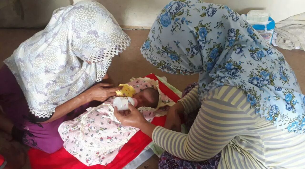 Penemuan Bayi di Desa Situ Sari Kec, Cileungsi Kab, Bogor sedang diberikan susu Formula