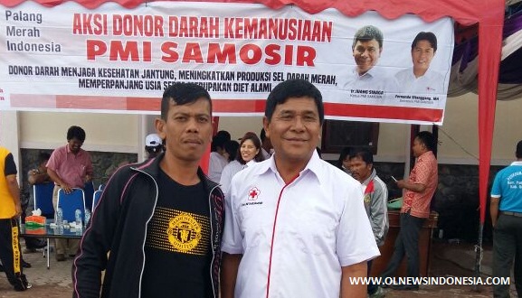 Ket foto. Ketua PMI Kab Samosir (Wakil Bupati Samosir) Ir. Juang Sinaga dan wartawan Olnewsindoneasia.com Saut M Simanjuntak.