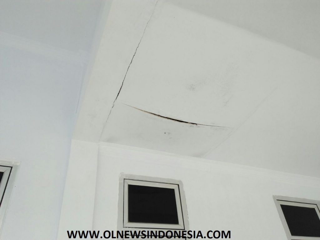Plafon asbes gedung baru rawat inap Puskesmas Palipi Samosir yang Bocor