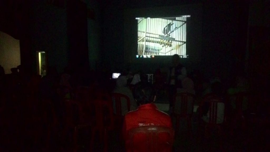 Nonton Bareng Bersama Film G30S PKI Yang di Gelar di Gor Desa Cisalak.