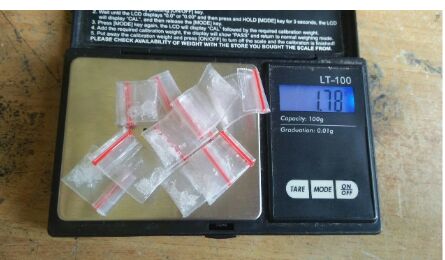 Barang bukti Timbangan Digital dan 10 Paket yang diDuga berisi Narkotika jenis Sabu-sabu yang disita Polisi