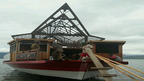 Foto: Kapal Pesiar Milik Pemkab.Samosir yang  berukuran kecil terbuat dari Kayu dengan motif Culture Batak Toba masih dalam tahap penyempurnaan