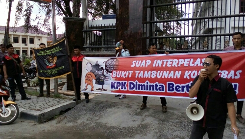 Foto: Aksi Damai DPD LSM Penjara Indonesia Sumut (Debi Irawan orator  D demo)) di depan Kejaksaan Tinggi Sumatra Utara,Jumat(08/11)