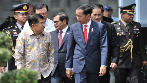 Presiden Jokowi sebelum keberangkatan menuju Istanbul Turki, di Pangkalan TNI AU Halim Perdanakusuma, Jakarta, Selasa (12/12).