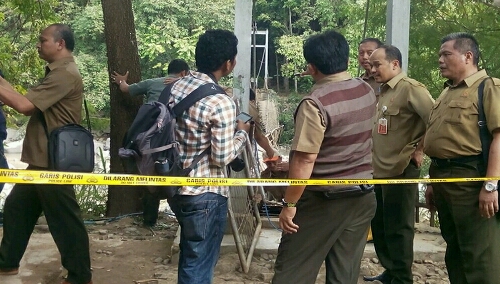 Foto : Anggota Tim Investigasi Perhutani sedang melakukan Investigasi rubuhnya Jembatan Gantung yang menelan Korban Jiwa.