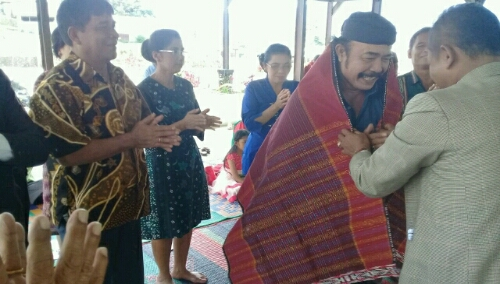 Foto; Ketua PPTSB kenegerian Ambarita, mangulosi Beresman Sinaga, bukti dukung nyata di Pileg tahun 2019