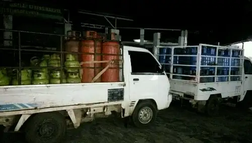 Foto : Dua Unit Kendaraan Yang di duga kuat sebagai pengangkut Gas Elpiji Subsidi 3 Kilogram yang sudah di suntik ke Gas Elpiji non subsidi Ukuran 12 Kilogram Dan ukuran 50 kilogram turut di kembalikan beserta tabung tabung yang di amankan.