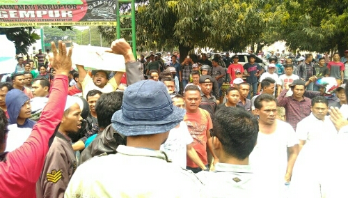 Foto : Para warga rumpin dan supir tronton yang berdemo di kantor kecamatan gunung sindur di minta pihak aparat kepolisian untuk berunjuk rasa dengan tertib dan tidak melakukan tindakan anarkis.