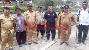 Camat Sianjur Mulamula, Rudy Sitorus S.Sos beserta kepala desa Siboro dan TPK dilokasi pembangunan Rabat beton jalan usaha tani dusun II perkampungan Panjaitan Desa Siboro , Senin(27/08)