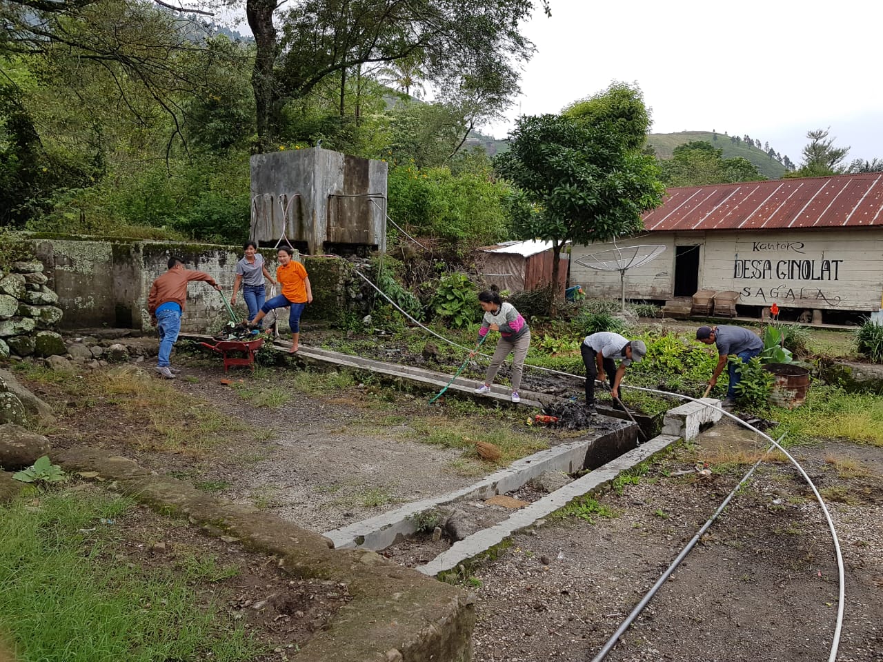 Foto : Masyarakat dan pemerintah desa ginolat mempersiapkan toilet untuk peserta lari Marathon Samosir Lake Toba Ultra 2018