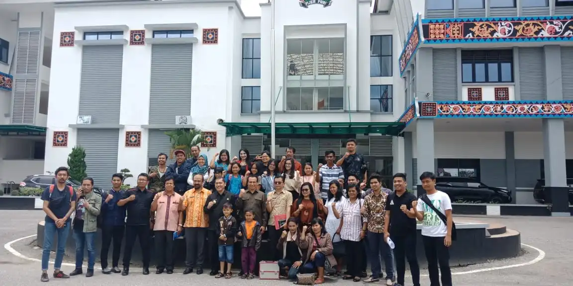 Ket foto : Bupati Karo, Kadis Parawisata, Kadis Pora, Dan Wakil Ketua DPRD Karo berfoto bersama dengan Produser, Sutradara dan Crew film Jandi La Surung Di halaman kantor Bupati Karo, Kamis (27/09) 2018