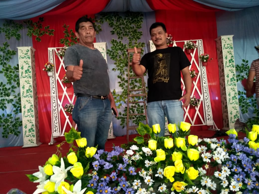 Ket foto : Jimbo Purba (kanan) dan Firmanta Purba (kiri) berfose saat di panggung Jambur (lost) desa Rumah Berastagi, Sabtu (27/10) 2018