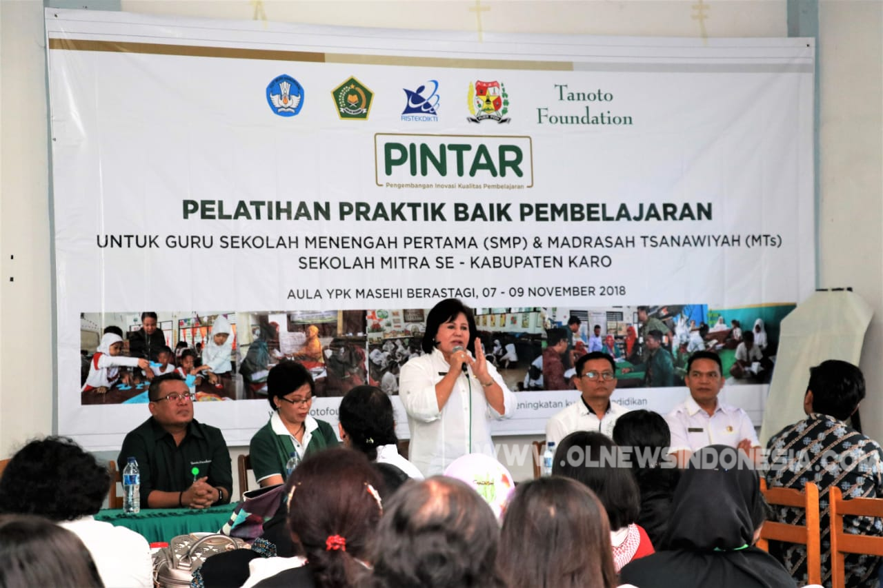 Ket foto  : Wakil Bupati Karo Cory Sriwaty Br Sebayang saat memberikan sambutan dalam acara pelatihan Praktik Baik Pembelajaran untuk Kepsek, Pengawas dan Guru di YPK Masehi Berastagi, Rabu (07/11) 2018