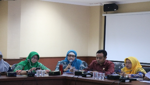 Foto : Retno Listyarti (tengah pegang mik), Komisioner KPAI di Jakarta mengecam Kepala Sekolah SD yang Mempolisikan Puluhan Siswa nya