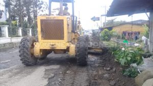 Tampak alat berat saat membersihkan saluran parit di dusun Basam, Kecamatan Barusjahe, Sabtu (16/02) 2019