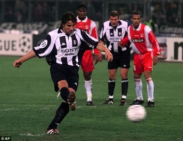 Del Piero Melakukan Tendangan Penalti Pada Pertemuan Pertama ,s Di Turin