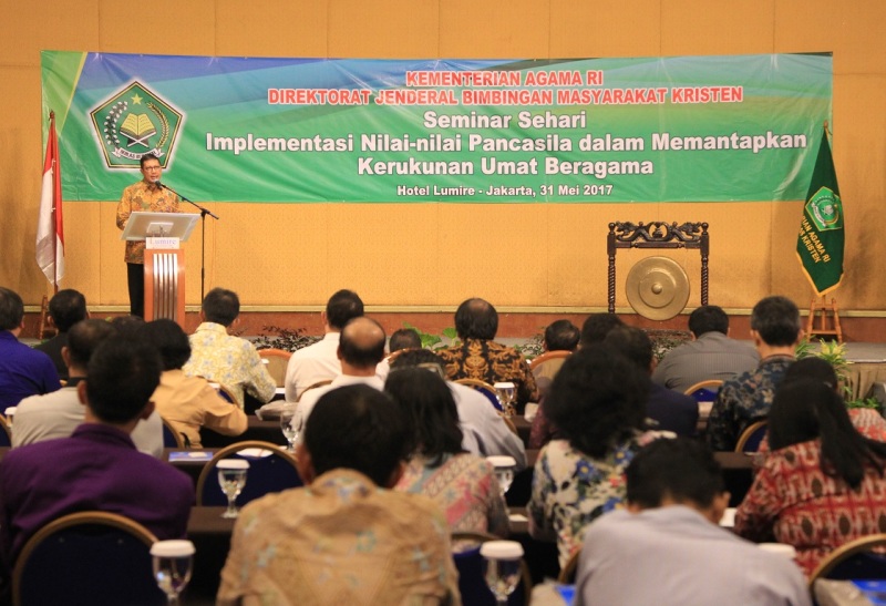Menag Lukman memberikan sambutan sekaligus membuka Seminar Sehari Tentang Implementasi Nilai-Nilai Pancasila dalam Memantapkan Kerukunan Umat Beragama