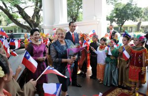 Presiden Jokowi, didampingi Ibu Negara Iriana, menerima kunjungan kenegaraan Presiden Republik Chile Michelle Bachelet di Istana Merdeka, Jumat (12/5). (Foto: Humas/Jay)