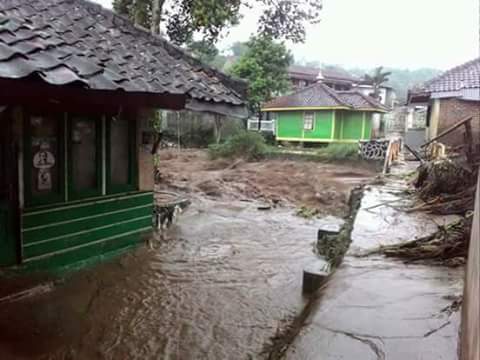 Banjir Bandang Desa margamulya kec.pasirjambu Pukul : 15.15 wib Kab. Bandung, Bandung Selatan
