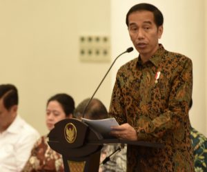 Presiden Jokowi saat menyampaikan pengantar pada Sidang Kabinet Pripurna, di Istana Kepresidenan, Bogor, Jawa Barat, Senin (29/5) sore. (Foto: Humas/Rahmat)