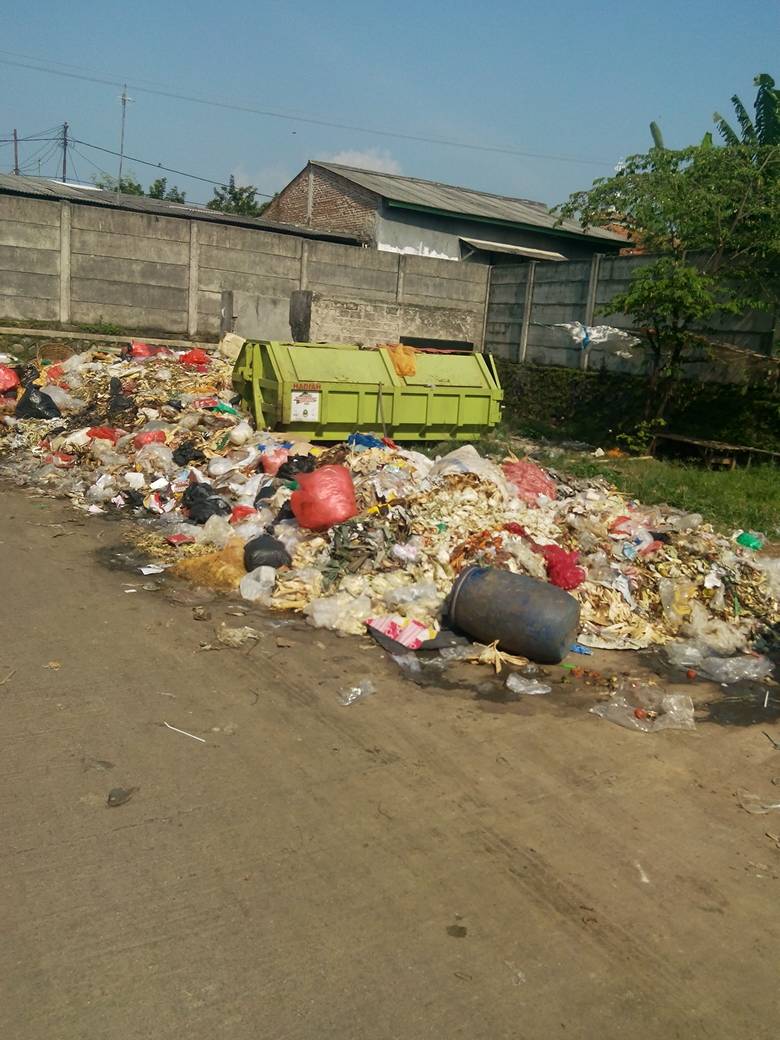 Tumpukan Sampah di Pasar Tohaga Cariu