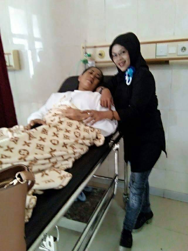 Kebersamaan Ibu Dewi saat bersama Pasien yang di bantu oleh Ormas Laskar Inodesia
