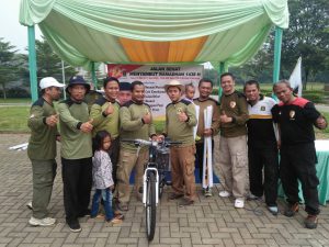 Hadi Wijaya saat Penyerahan Hadiah Utama Sepeda Gunung kepada peserta Jalan Sehat