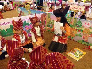 Peluncuran dan pembagian buku berlangsung saat acara Festival dan Kreativitas Anak Usia Dini 2017 di Puri Ardhya Garini, Jakarta, Rabu (10/5/2017)