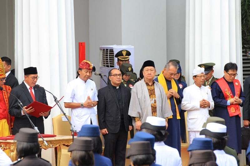 Menag Lukman Hakim Saifuddin memimpin doa pada upacara Peringatan Hari Lahir Pancasila Tahun 2017 di Jakarta.