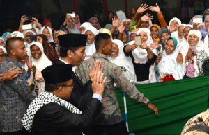 Antusiasme masyarakat saat Presiden Joko Widodo mengunjungi Pondok Pesantren Darussalam, Dukuhwaluh, Purwokerto