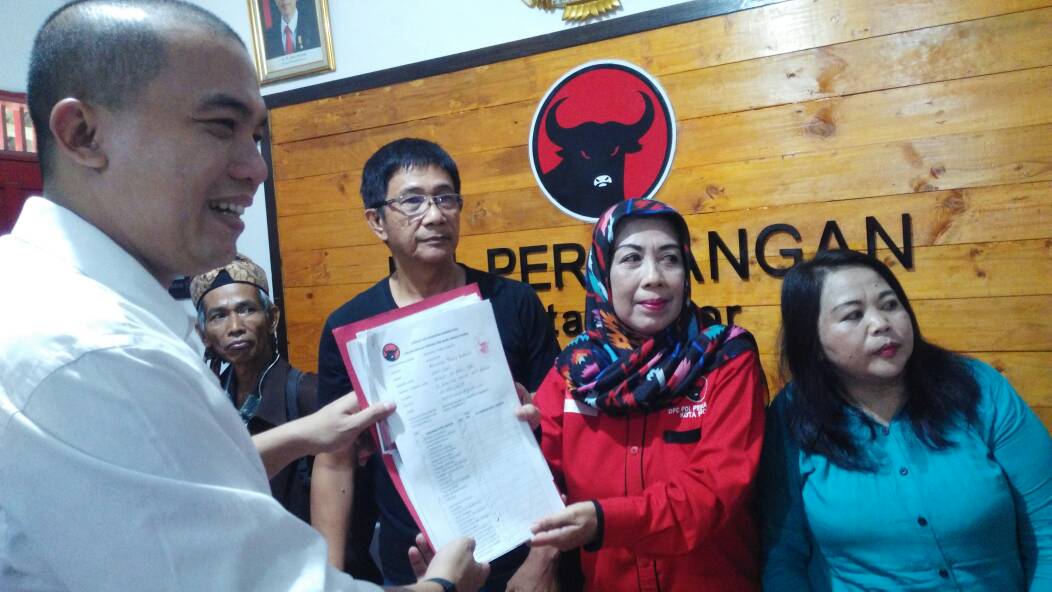 Teddy Risandi Saat Mengembalikan Formulir Calon Walikota Bogor ke Kantor PDIP DPC Kota Bogor