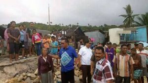 Bupati Maluku Tenggara Barat, Petrus Fatlolon, SH, MH bersama warga Desa Waturu Kecamatan Nirunmas