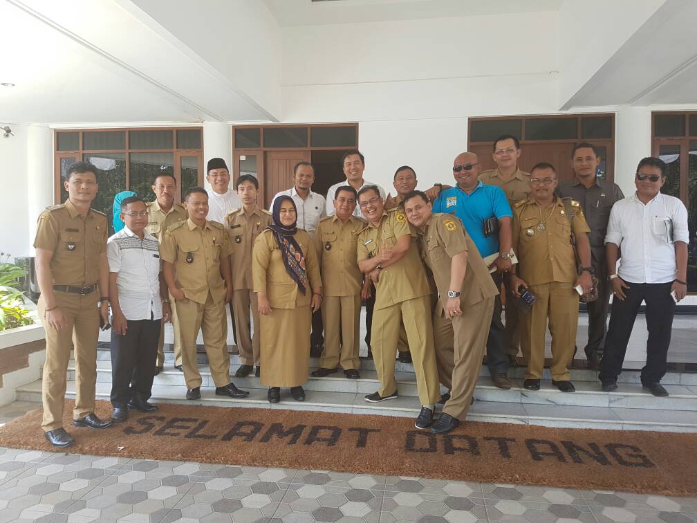 Foto bersama sesudah pertemuan