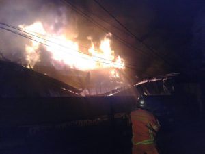 Petugas Pemaadam Kebakaran Tampak Sedang Memadamkan Api