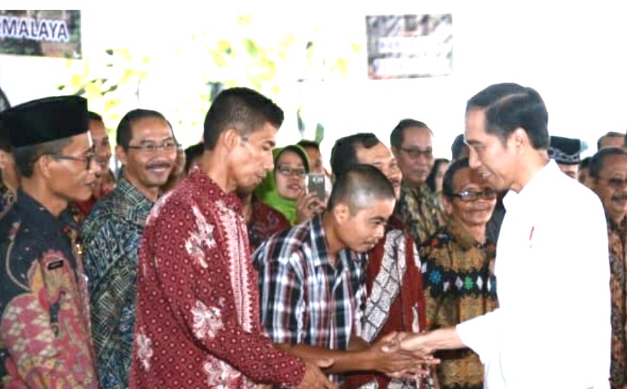 Presiden Jokowi Widodo Sedang Bersalaman Dengan Para Penerima Sertivikat