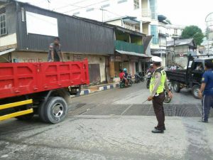 Polisi Mengatur Lalu Lintas