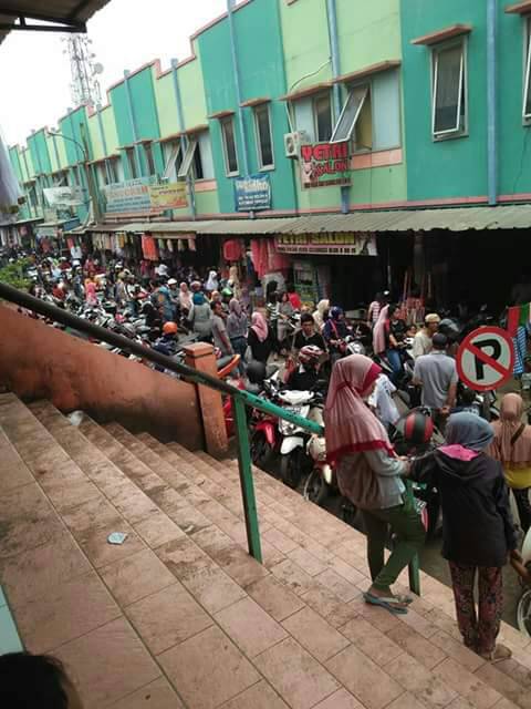 Tradisi Munggahan Di Pasar Cileungsi Padat Dengan Kendaraan