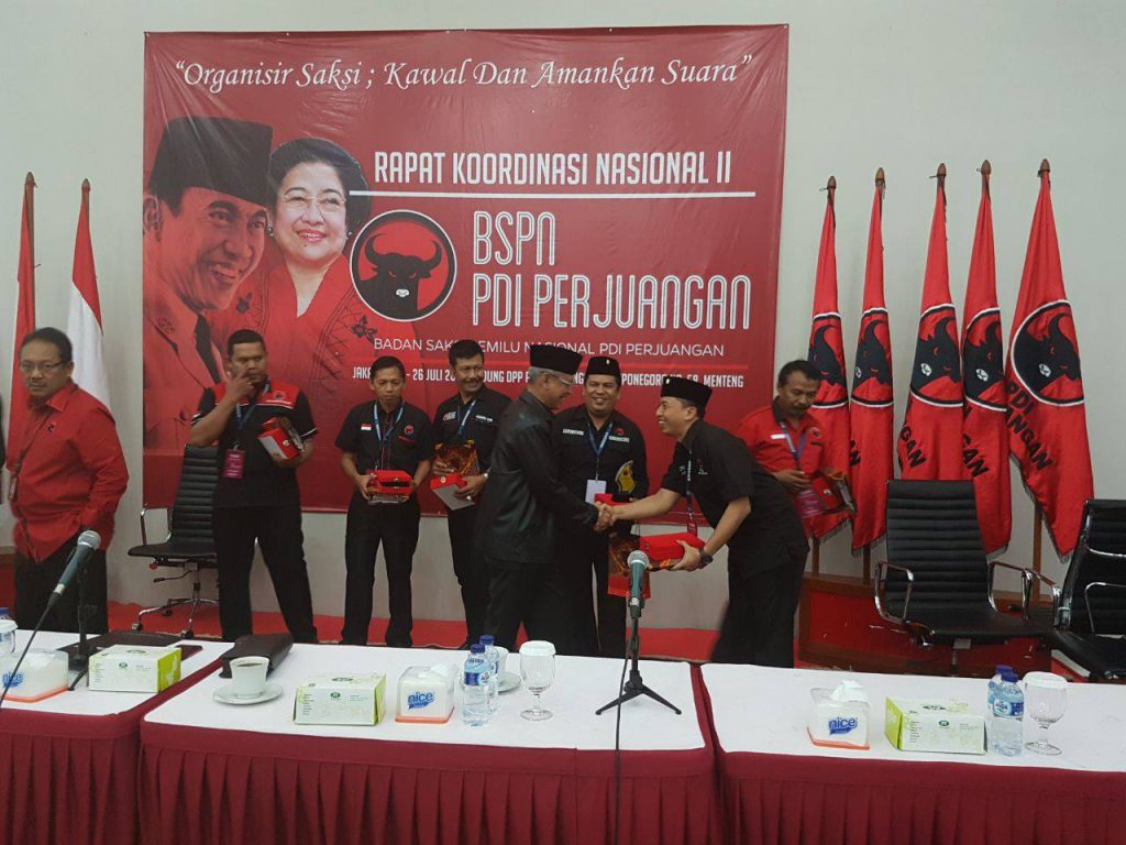 Penyerahan Penghargaan Masuk 10 Cabang Terbaik Se- Indonesia  RAKORNAS II Badan Saksi Pemilu Nasional (BSPN) Pusat 2017 Kabupaten Bekasi