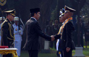 Presiden Joko Widodo menganugerahkan Adhi Makayasa kepada para perwira pertama yang resmi dilantik di Halaman Istana Merdeka, Selasa (25/7) pagi.