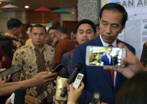 Presiden Jokowi menjawab pertanyaan wartawan usai membuka dan meninjau pameran di Rakernas X APKASI dan APKASI Otonomi Expo 2017, di JCC, Jakarta, Rabu (19/7).