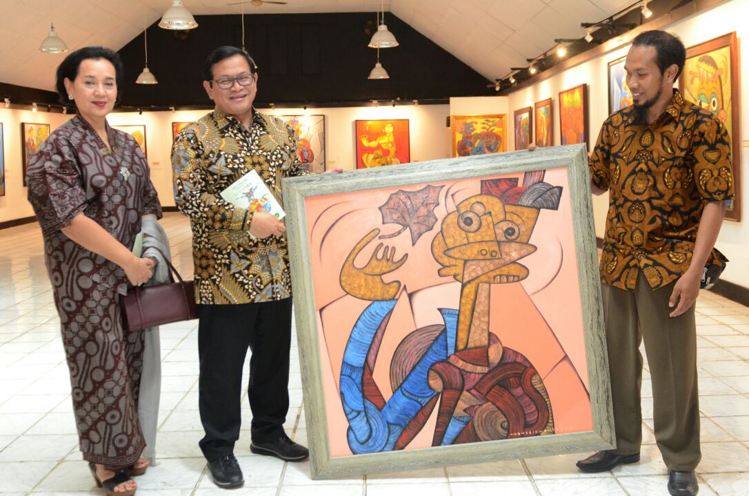 Seskab Pramono Anung membuka pameran tunggal ke-17 karya Agus Siswanto (Agussis) di Balai Budaya, Jakarta, Jumat (21/7) malam.