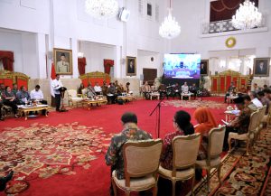 Presiden Jokowi menyampaikan pengantar pada Sidang Kabinet Paripurna, di Istana Negara, Jakarta, Senin (24/7) pagi.