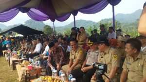 Bupati Bogor didampingi para pejabat undangan panen raya padi di Desa Cikutamahi Cariu