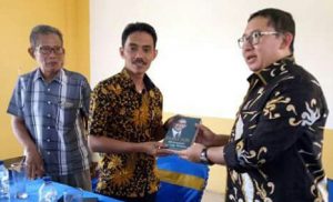 Kepala Desa Pasirangin Ismail Marzuki Dengan wakil Ketua DPR-RI Dapil V Jawabarat Bpk.Dr.H.Fadlizon.S.S,.MSc