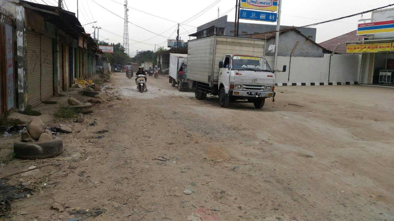 Tampak Jalan Rusak Parah dan Berlubang