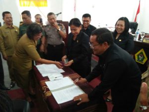 Bupati Samosir Drs Rapidin Simbolon MM Menandatangani hasil keputusan raperda bersama pimpinan DPRD Kab Samosir